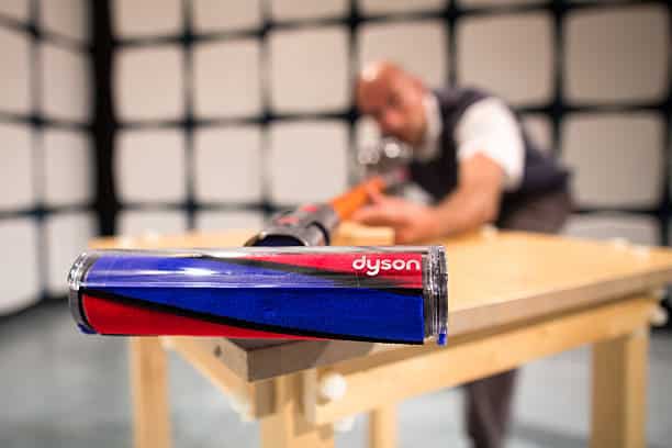 Zoom sur la brosse Dyson d'un aspirateur balai