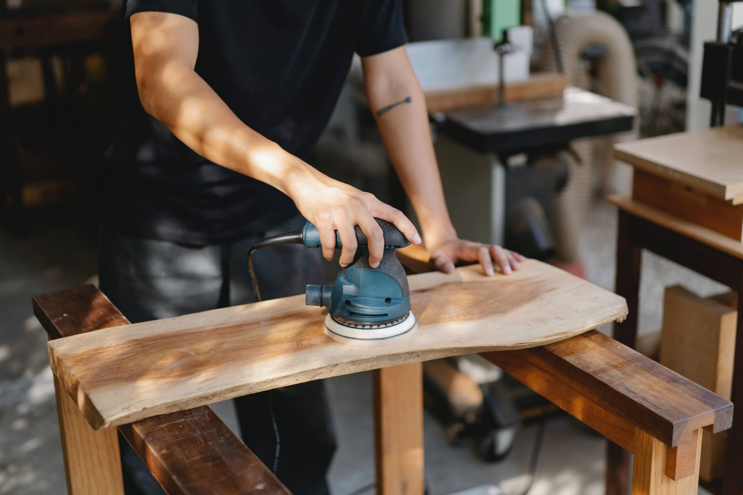 Le Guide Complet des Ponceuses à Bois pour les Professionnels du Bâtiment  et les Artisans