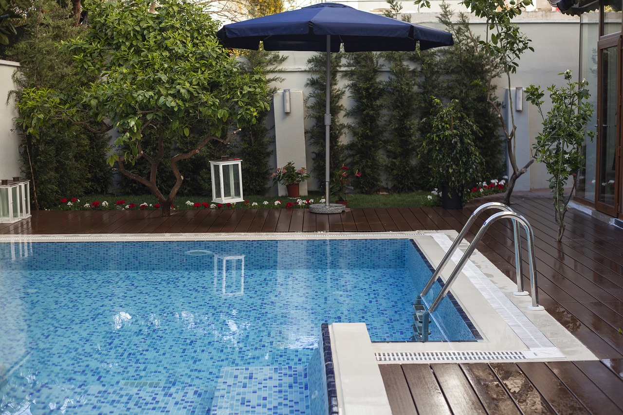 belle piscine terrasse bois verdure